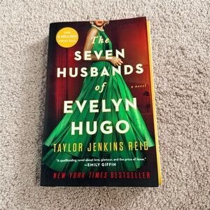The Seven Husbands of Evelyn Hugo by - Green Cover